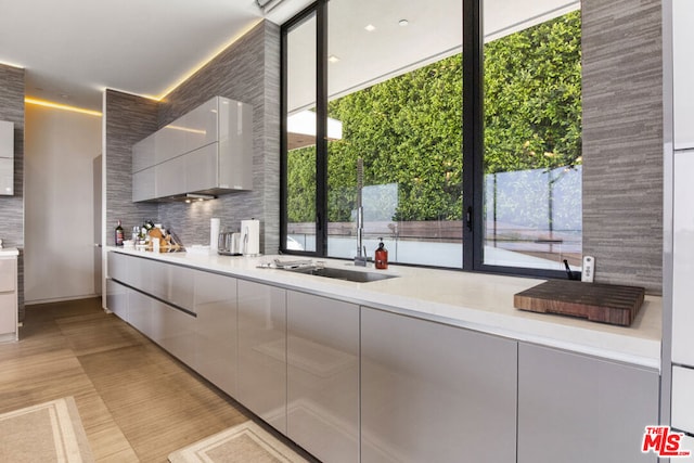 kitchen with backsplash and sink