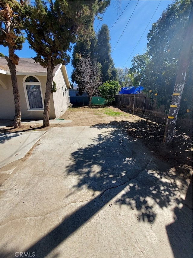 view of yard featuring a patio