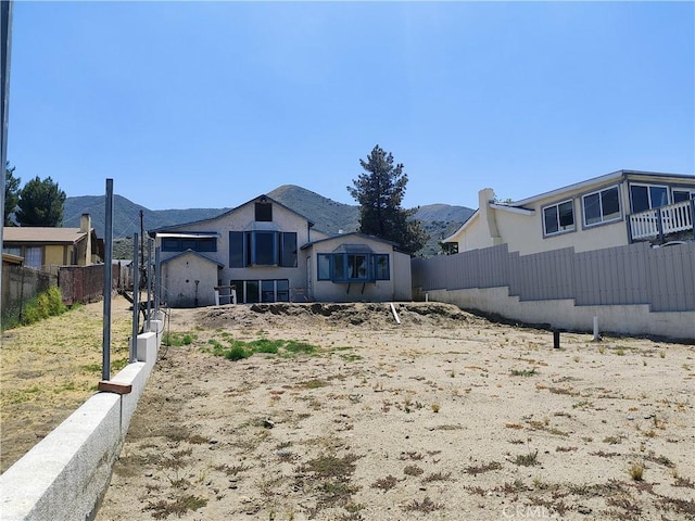 view of yard featuring a mountain view