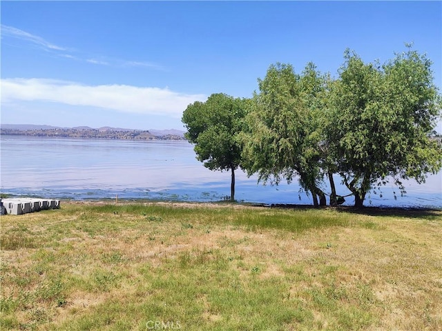 water view with a mountain view