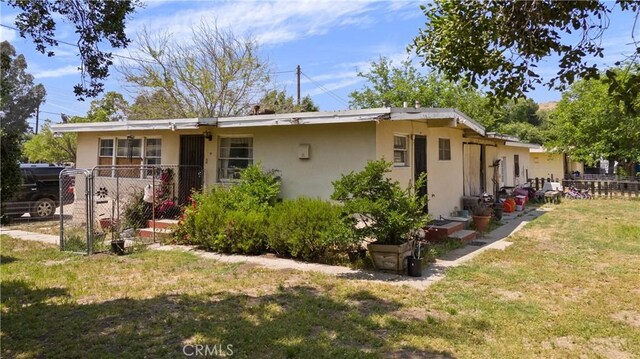 view of front of house featuring a front yard