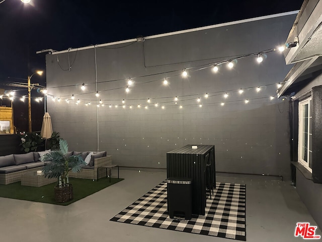 patio at night featuring an outdoor hangout area