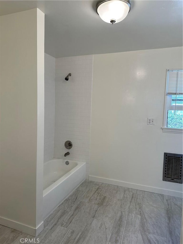 bathroom featuring tiled shower / bath combo