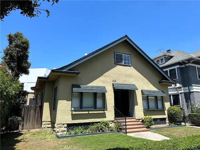 view of front facade featuring a front lawn