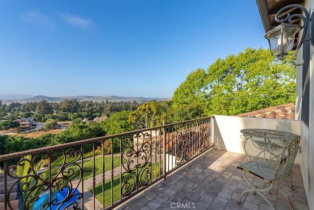 balcony featuring a mountain view