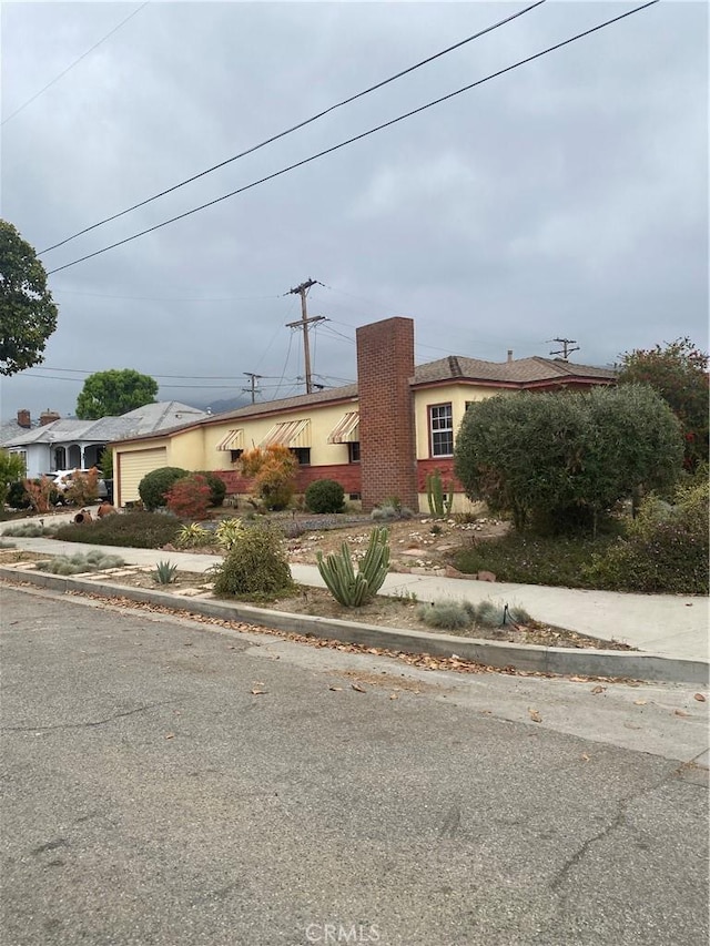 view of front facade with a garage