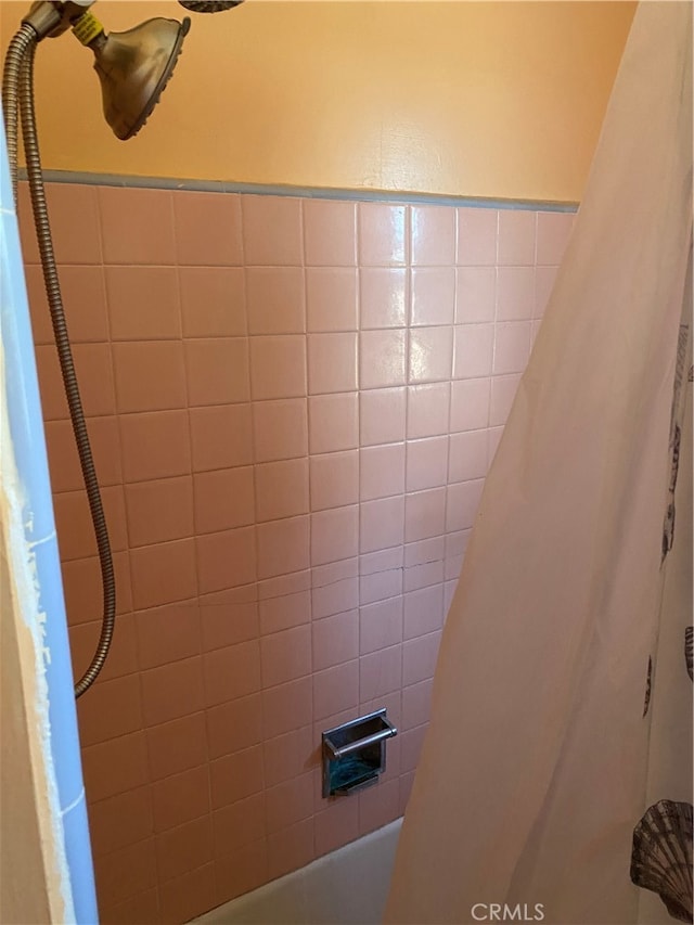 room details featuring shower / bathtub combination with curtain