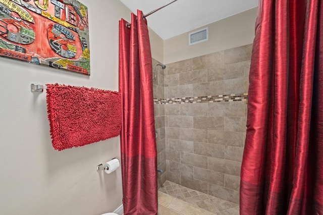 bathroom featuring a shower with curtain