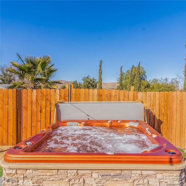 view of yard featuring a hot tub