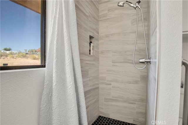 bathroom featuring a shower with shower curtain