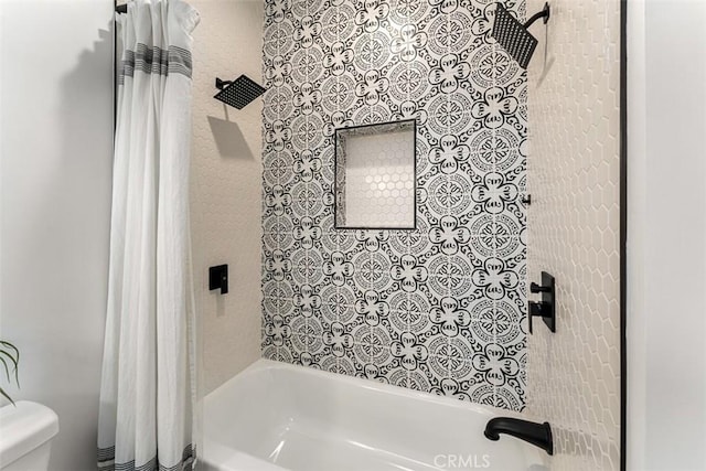 65154 Hoover Rd, Joshua Tree, CA 92252 - bathroom with shower / tub combo and toilet
