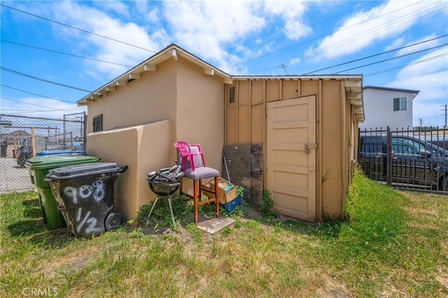 view of outdoor structure with fence and an outdoor structure