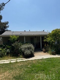 single story home featuring a front yard