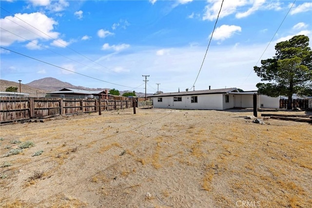 view of yard featuring a mountain view