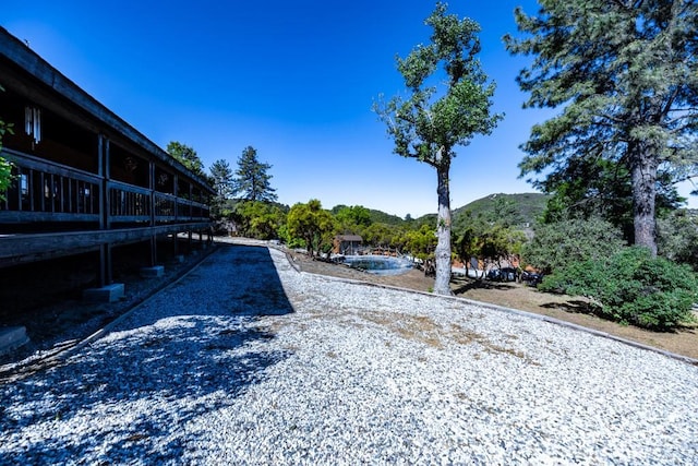 view of yard featuring a mountain view