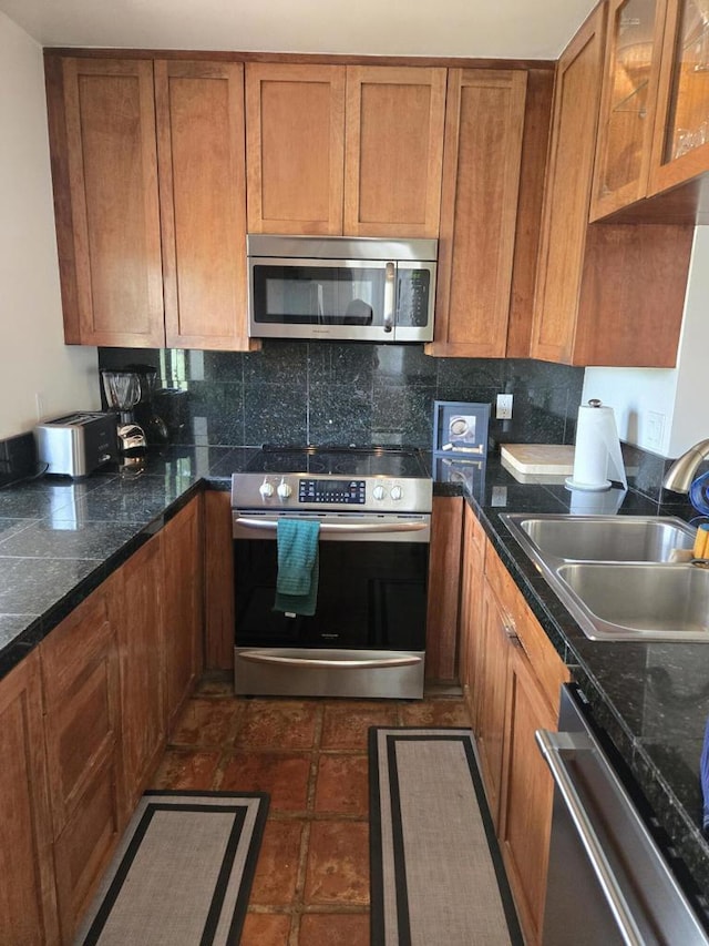 kitchen featuring decorative backsplash, sink, and stainless steel appliances