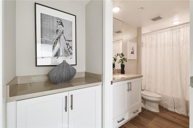 full bathroom featuring vanity, toilet, and shower / bath combo