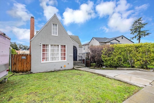 view of front of house featuring a front lawn