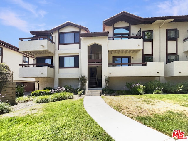 view of front of property with a front yard