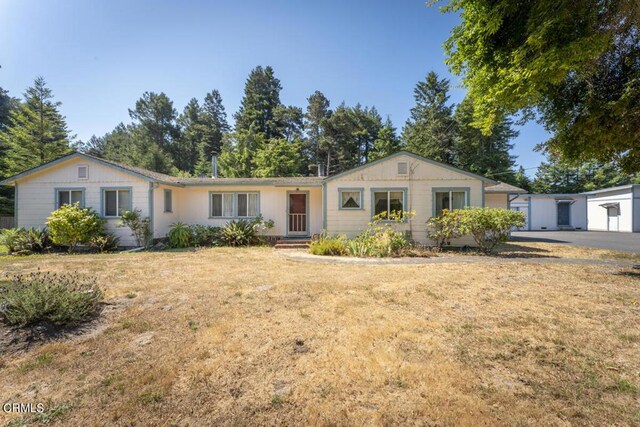 ranch-style home featuring a front lawn