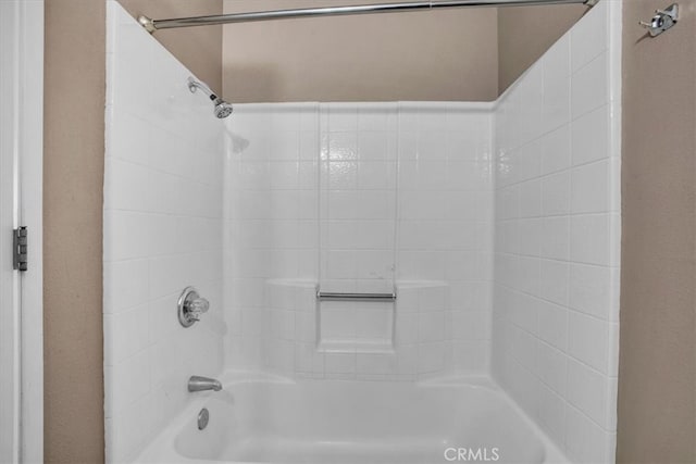 bathroom featuring tiled shower / bath