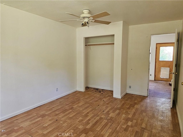 unfurnished bedroom featuring light wood-type flooring, a closet, and ceiling fan