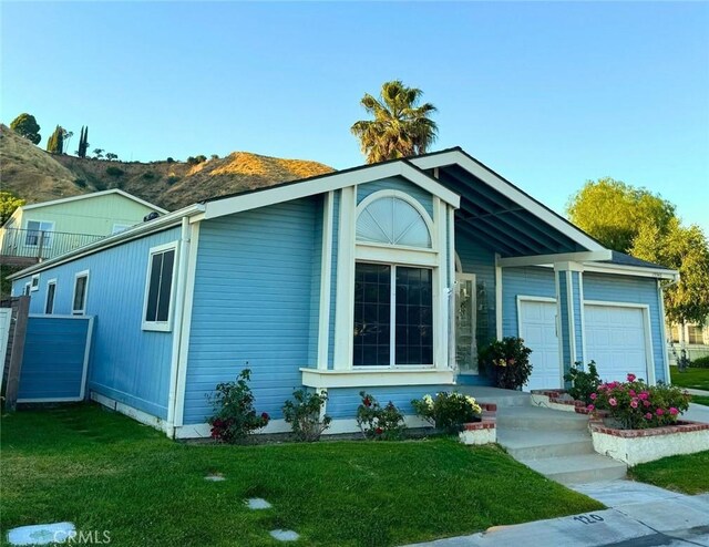 view of front of house featuring a front yard and a garage