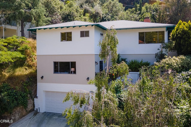 view of front facade featuring a garage