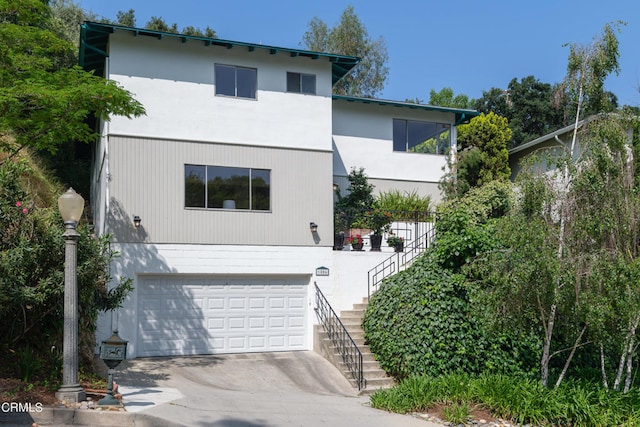 view of front facade featuring a garage