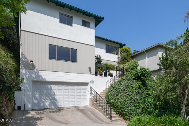 view of front facade featuring a garage