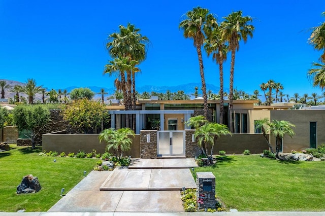 view of front of property with a front yard