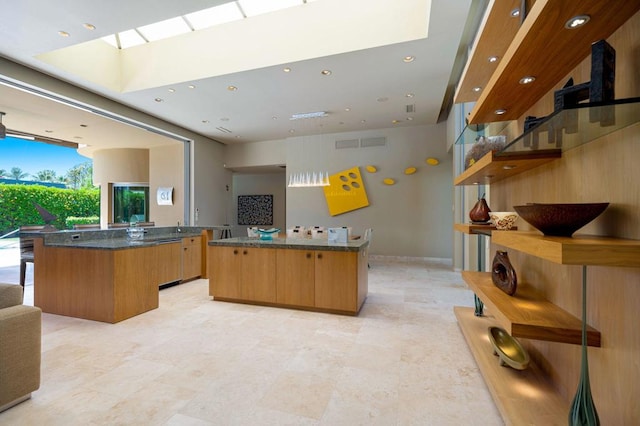 kitchen featuring a center island