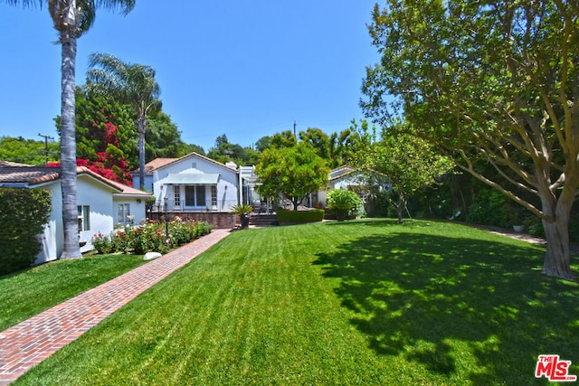 view of front facade with a front yard