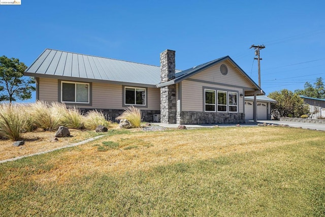 view of front of home featuring a garage and a front yard