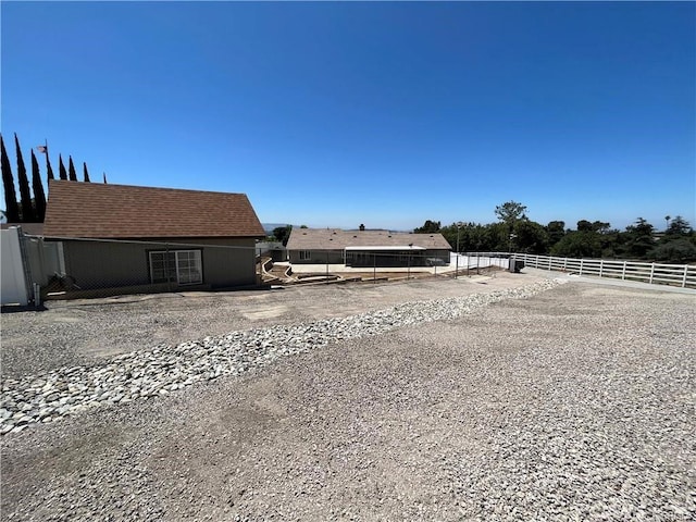 view of yard with an outbuilding