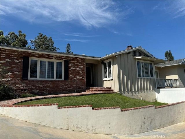 ranch-style home featuring a front yard