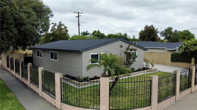 view of front of property with a front lawn