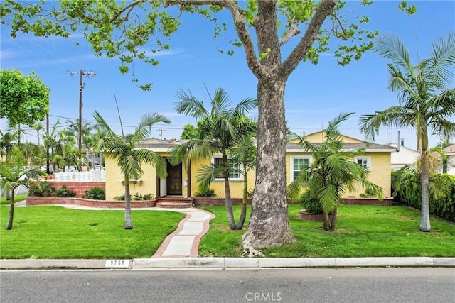 view of front of property featuring a front lawn