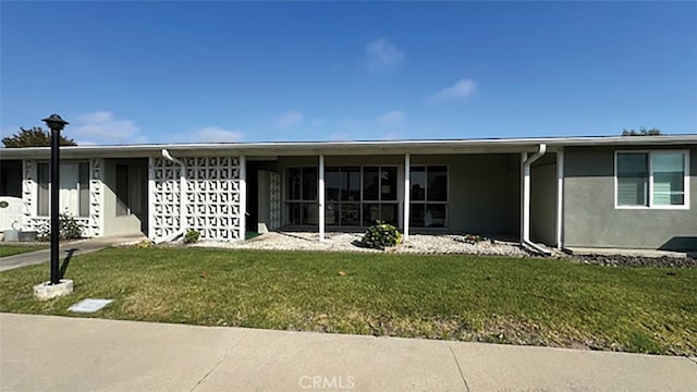 ranch-style home featuring a front yard