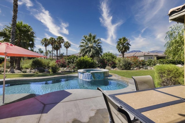 view of pool featuring an in ground hot tub