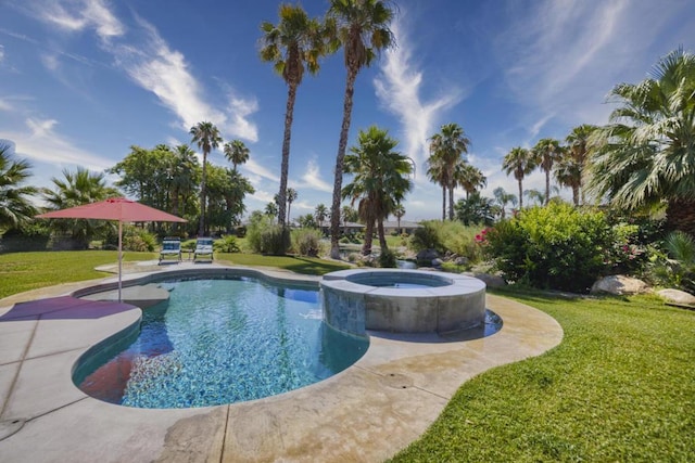 view of swimming pool with a yard