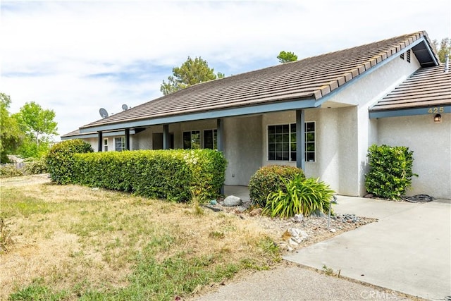 view of front of home featuring a front yard