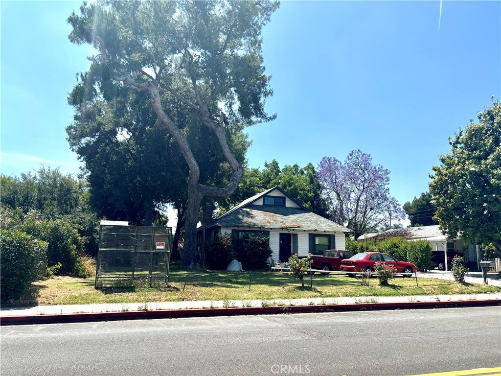 view of front of property with a front lawn