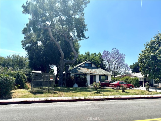 view of front of property with a front lawn