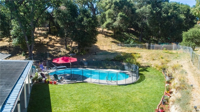 view of swimming pool with a yard