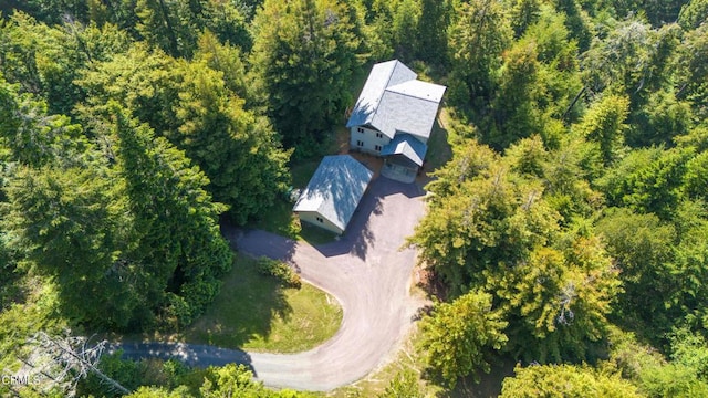 bird's eye view featuring a wooded view