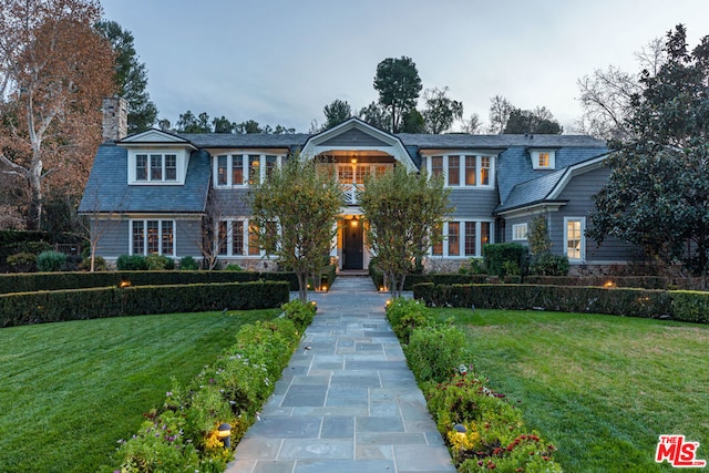 view of front of home featuring a front yard