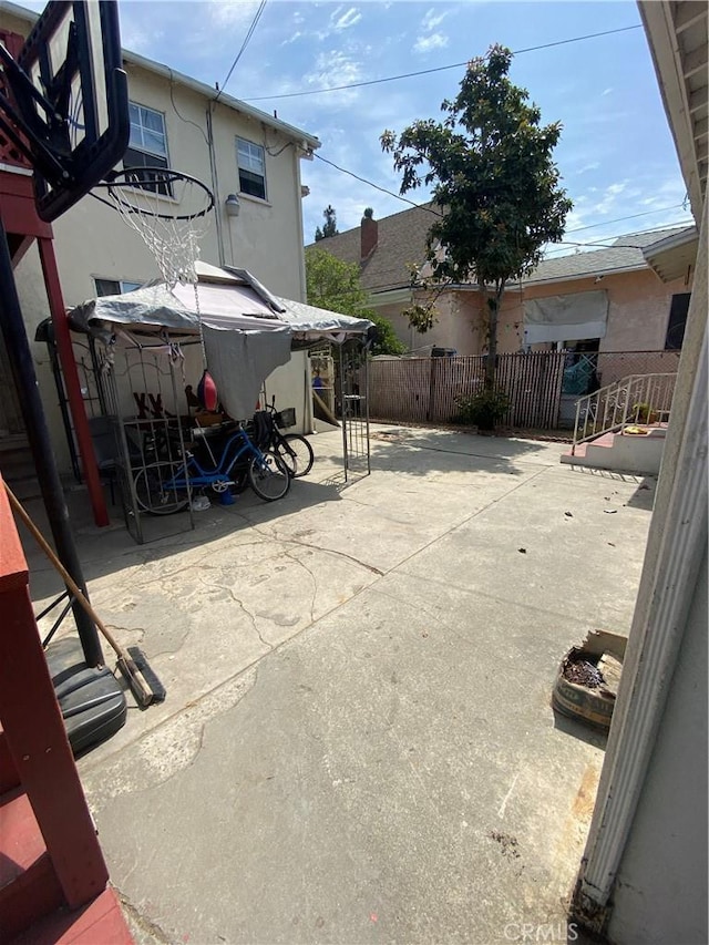 1348 E 21st St, Los Angeles, CA 90011 - view of patio featuring fence
