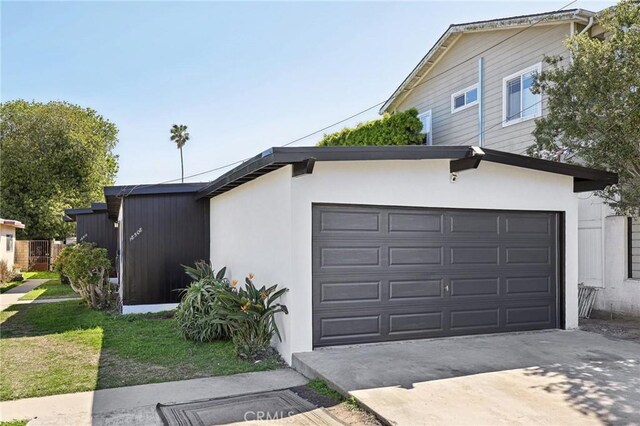 18508 Mansel Ave, Redondo Beach, CA 90278 - garage featuring concrete driveway