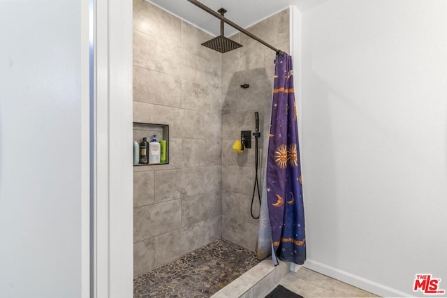 bathroom featuring a shower with shower curtain